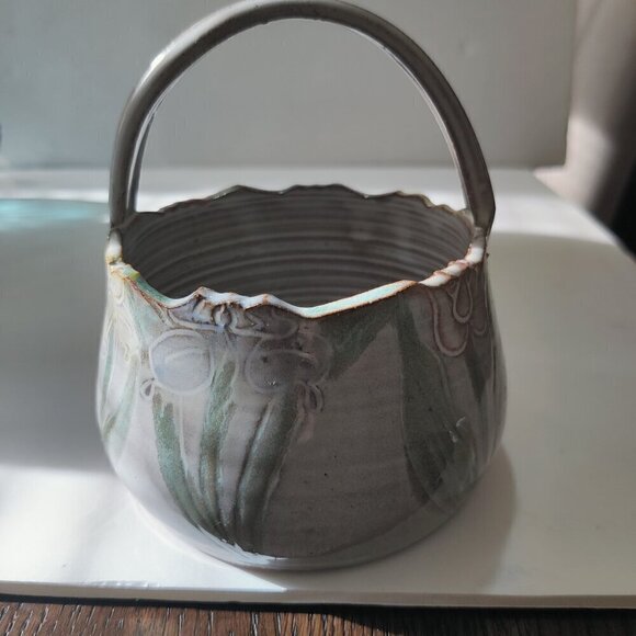 Art Pottery, Artist Signed by Priscilla Eggen, Handthrown Basket with flowers - Picture 8 of 8